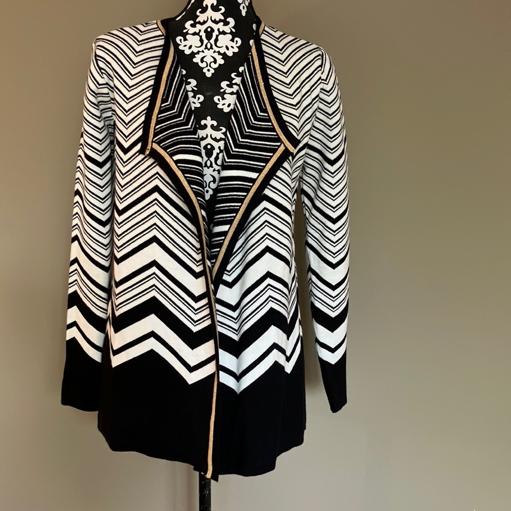 Just listed🦋long sleeve open sweater in cream&black angled print w/gold detail